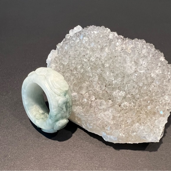 Size 10 carve Jade ring . - Picture 12 of 12